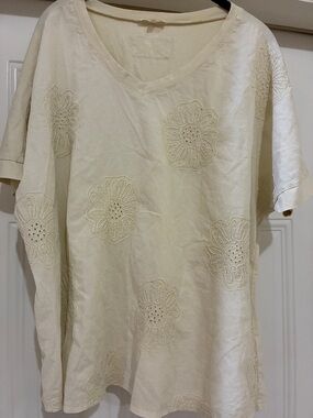 Easel Women's Large V-Neck Top w/embroidered flowers PTP 27 L 26